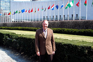 Ли Кэрролл возле здания ООН
